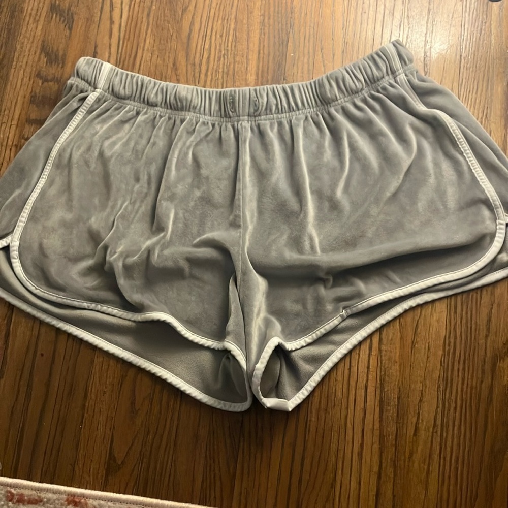 gray shorts